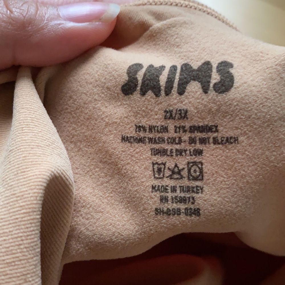 SKIMS SCULPTING BODYSUIT W. SNAPS - Picture 3 of 4